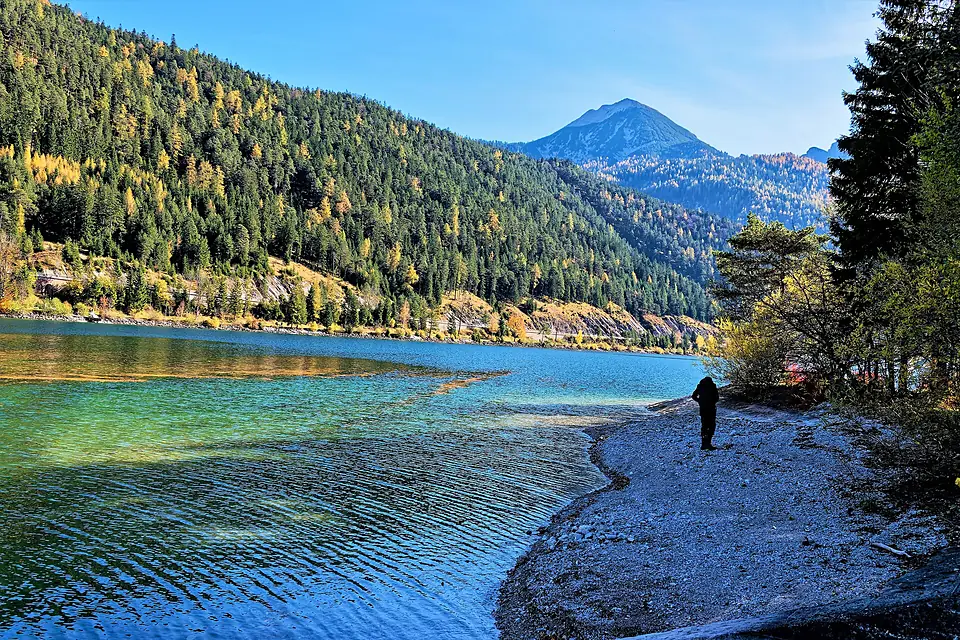380 m über dem Inntal liegt der Achensee. 01