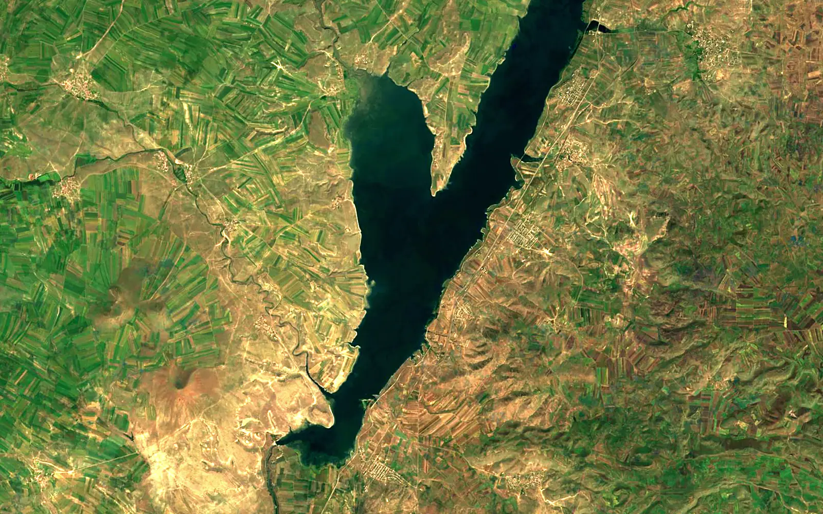 Akhurian Reservoir seen from space (Sentinel-2)