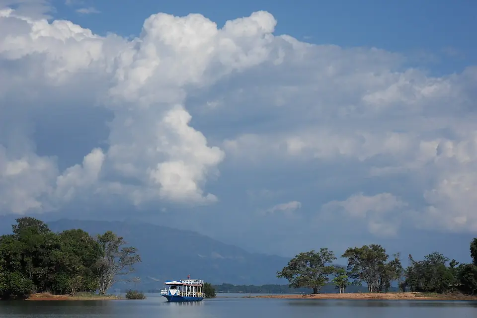 Boat on Nam Ngum Lake-2