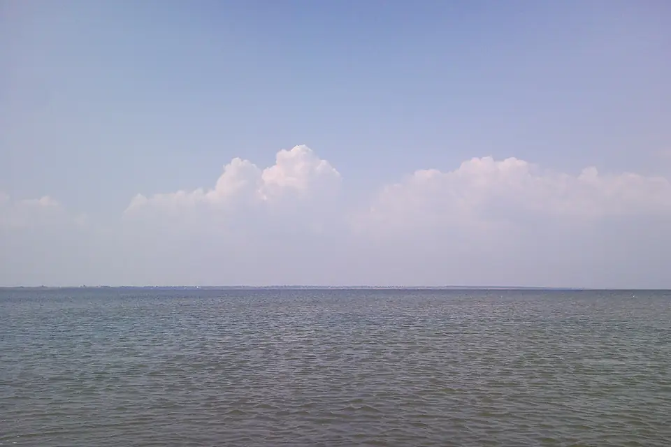 9 Озеро Бурнас Вигляд на село Тузли