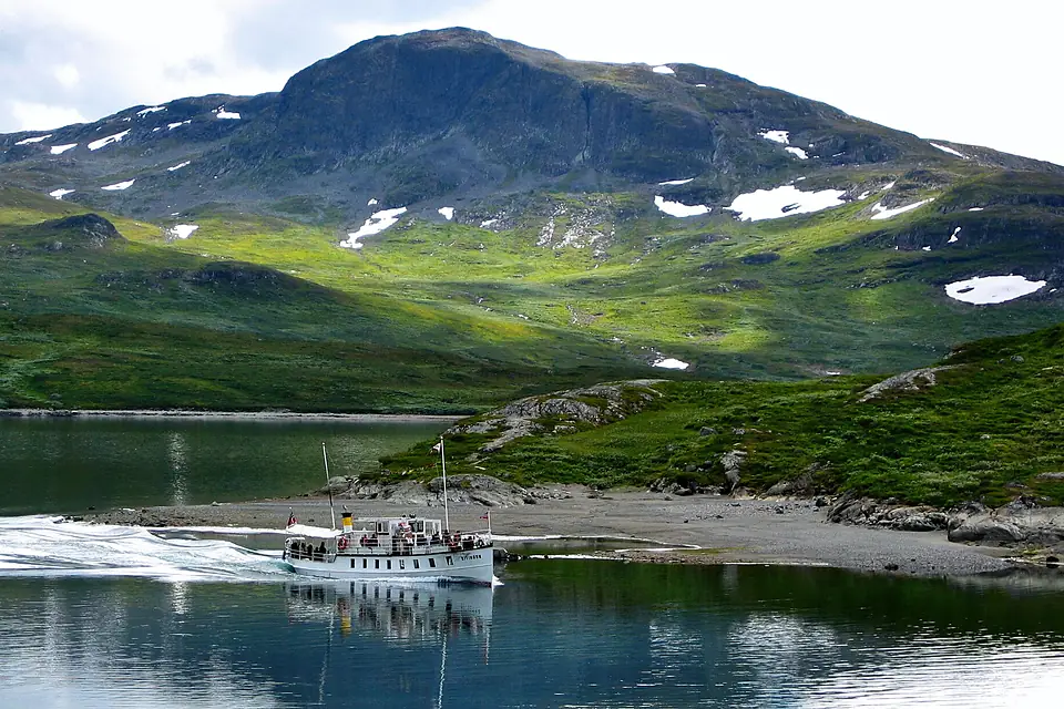 Boat on Bygdin (cropped)