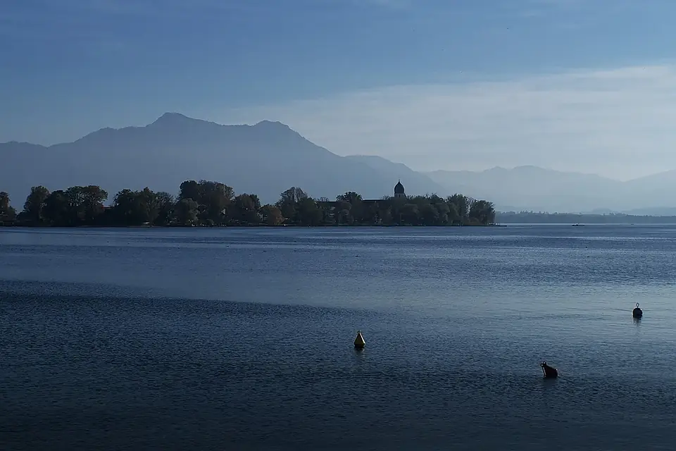 Blick von Gstadt nach Frauenchiemsee (31033390686)