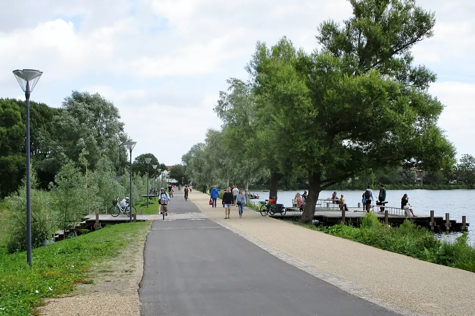 Weg auf dem Damm des Damhus-Sees