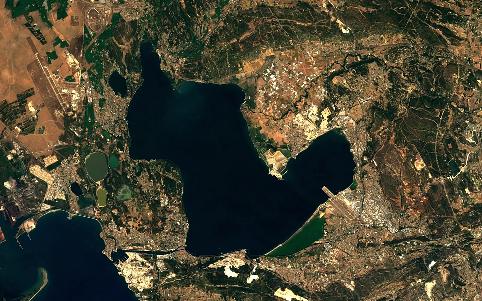 Étang de Berre seen from space (Sentinel-2)