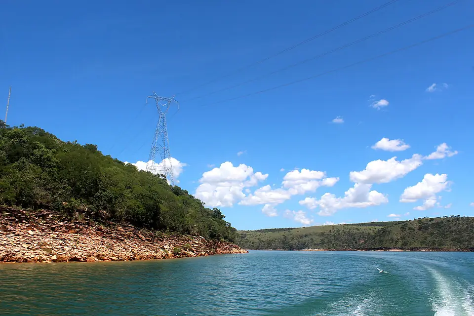 Cabos sobre a Lagoa de Furnas