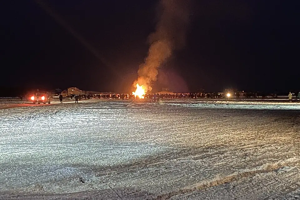 Bonfire, Great Slave Lake (52771697844)
