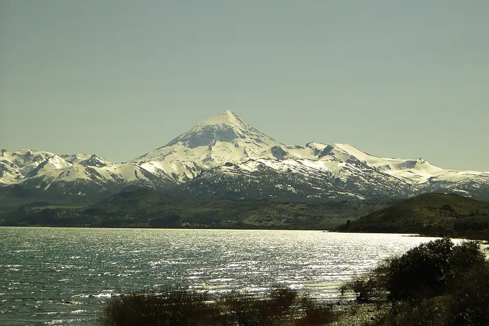 Lago Huechulafquen e lado norte do Vulcão Lanin - panoramio