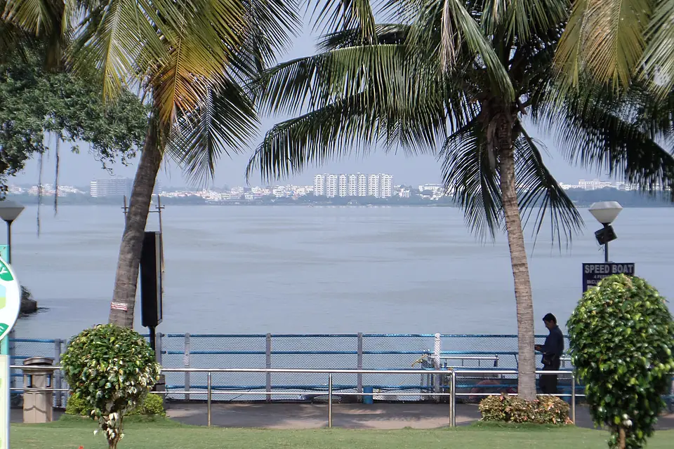 Blue water,hussian sagar lake,hyderabad,A.P - panoramio