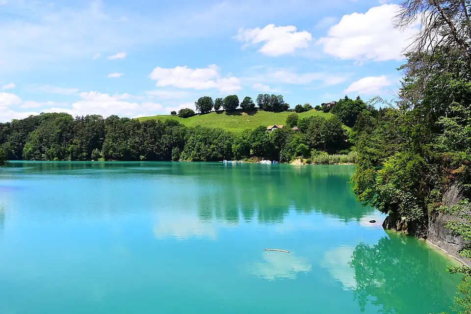 Die Greyerzersee-Staumauer bei Rossens