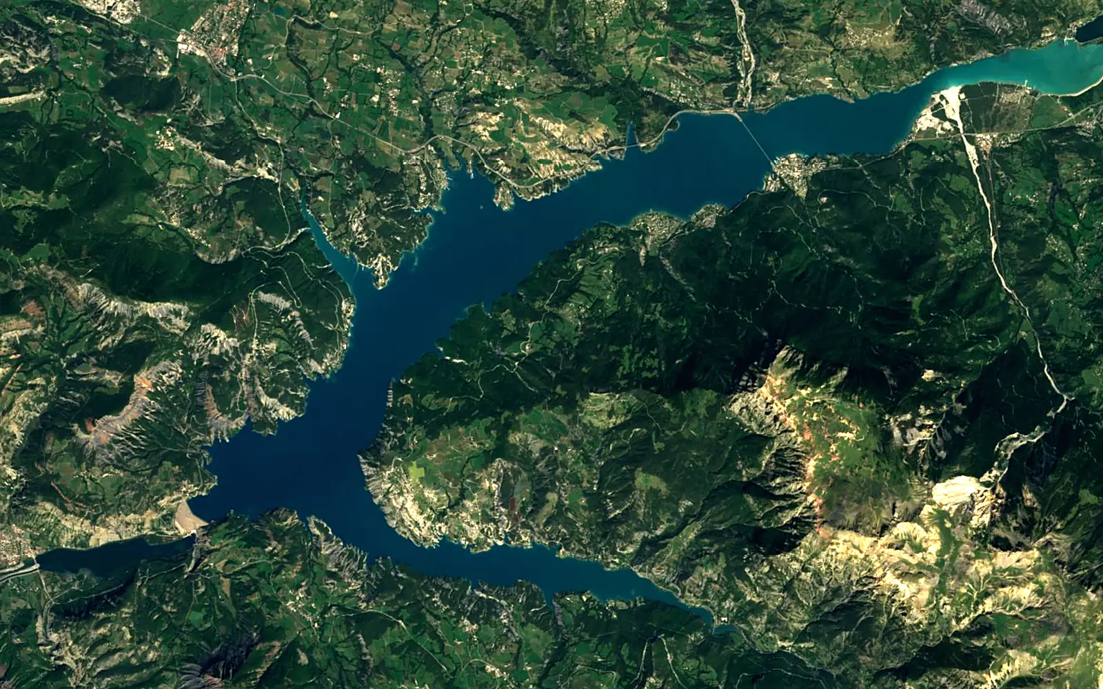 Lac de Serre-Ponçon seen from space (Sentinel-2)