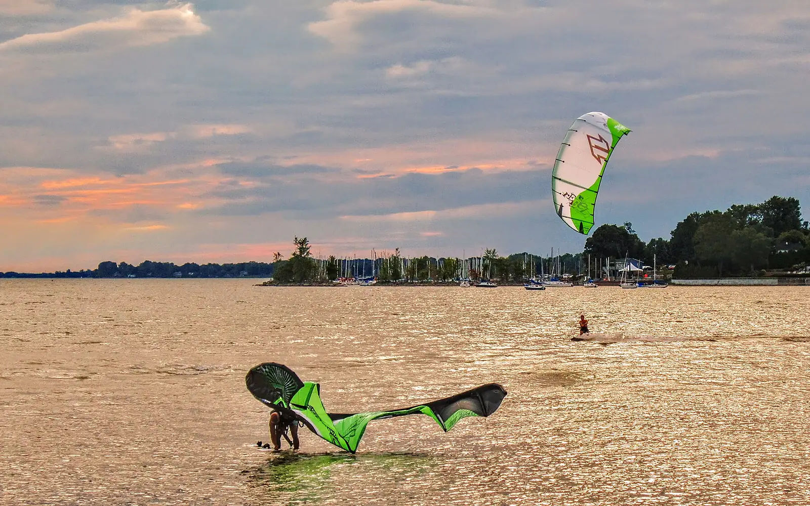 Fin de journée sur le Lac Saint-Louis, Pointe-Claire, Montréal. On the lake by the sunset - panoramio