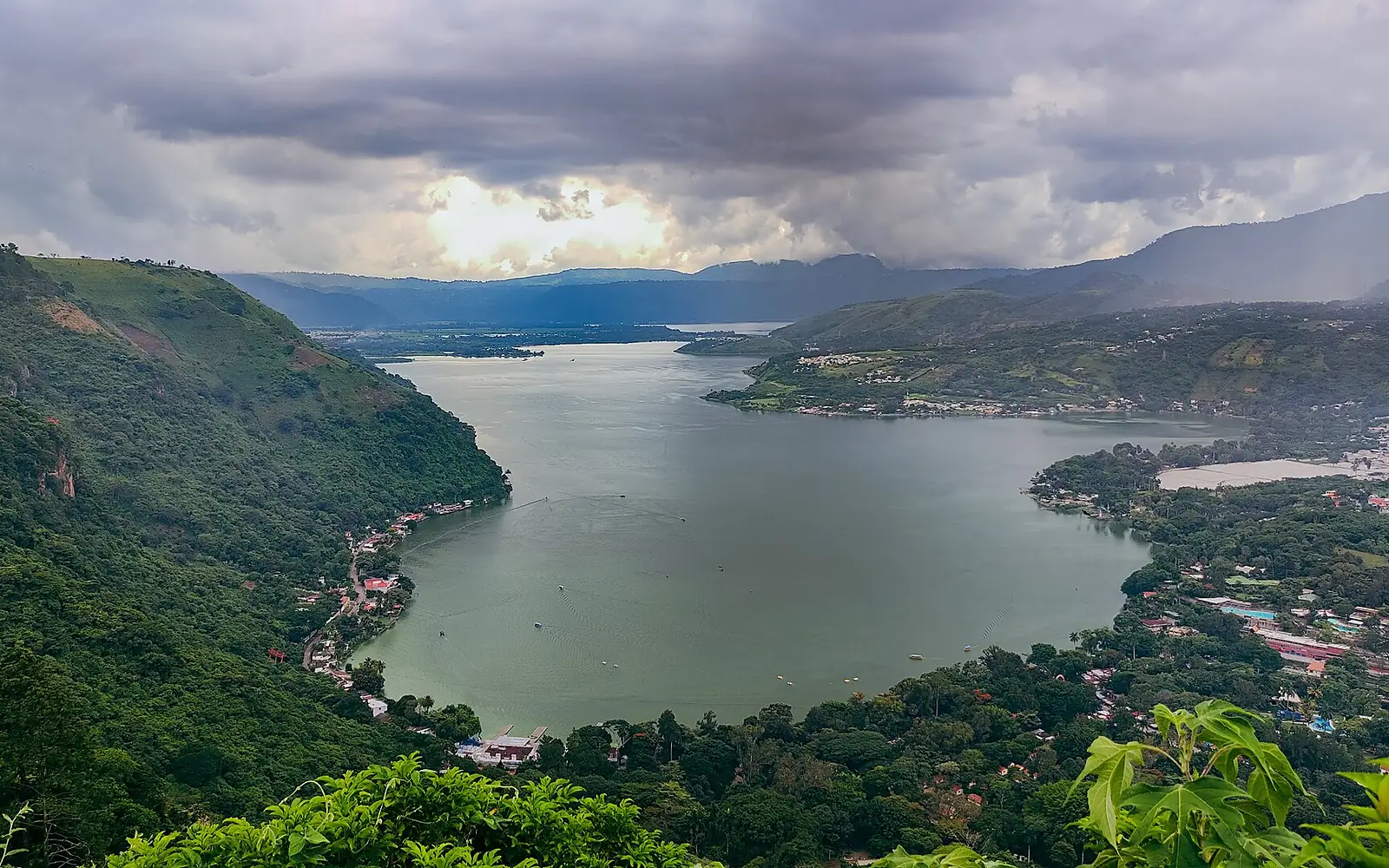 Lago de Amatitlán - 51365660407