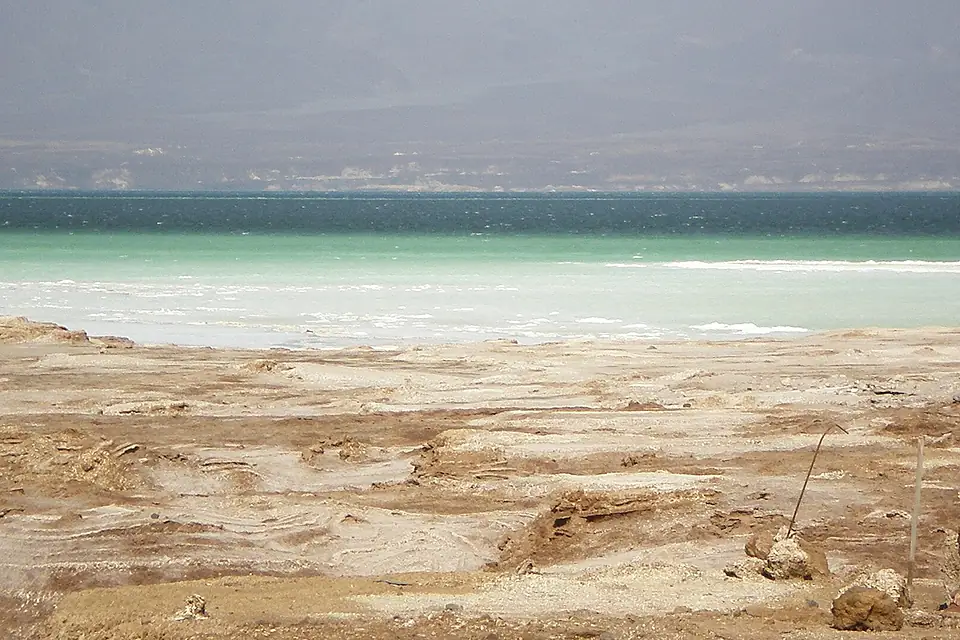 Lac assal (cropped)