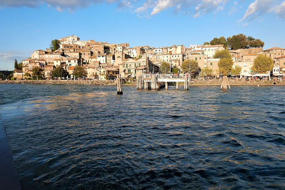 Anguillara Sabazia dal lago (1)