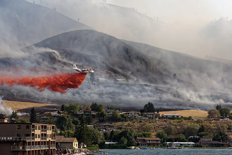 Airtanker battling Chelan Butte wildfire (20480259179)