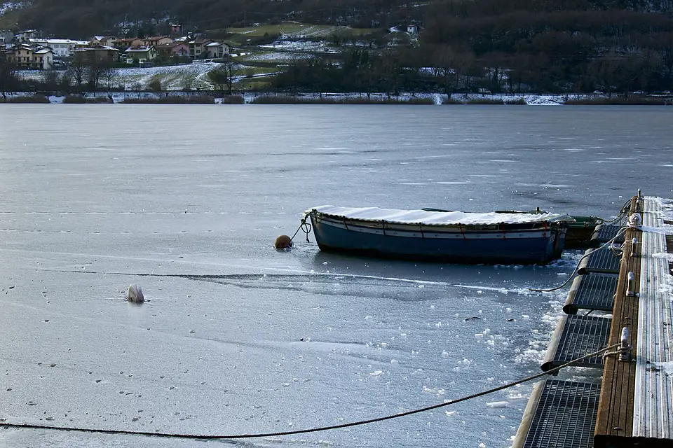 Barchetta nel lago di Endine