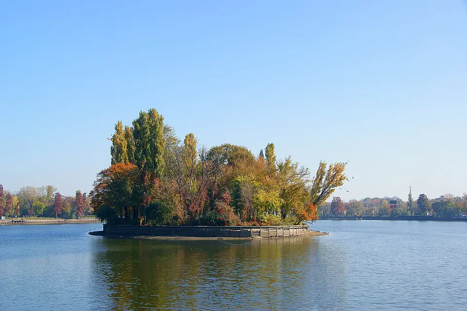 An island on Lake Herăstrău (5133458363)
