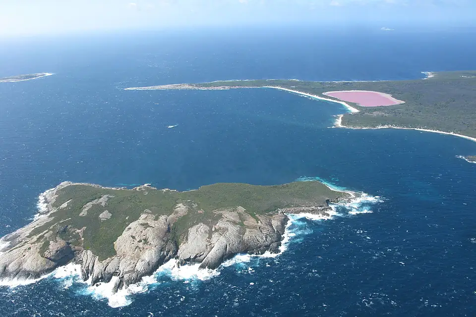 Goose Island & Pink Lake Middle Island Recherche Archipelago NR IV-2011