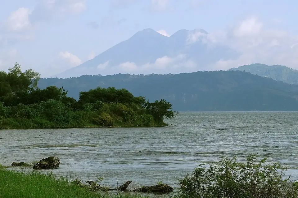 El Salvador - Corinto Golf Club, Lake Ilopango with the volcanos - panoramio
