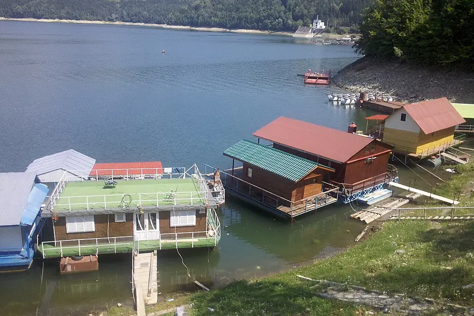 Căsuţe pe apă pe lacul Izvorul Muntelui