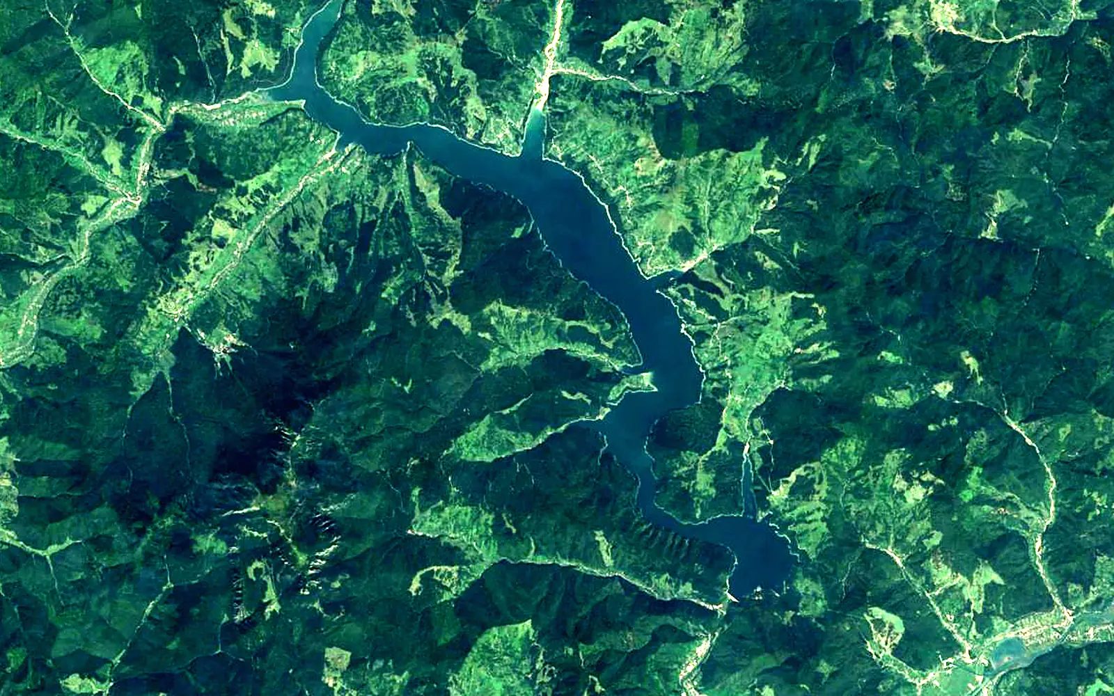 Lake Izvorul Muntelui seen from space (Sentinel-2)