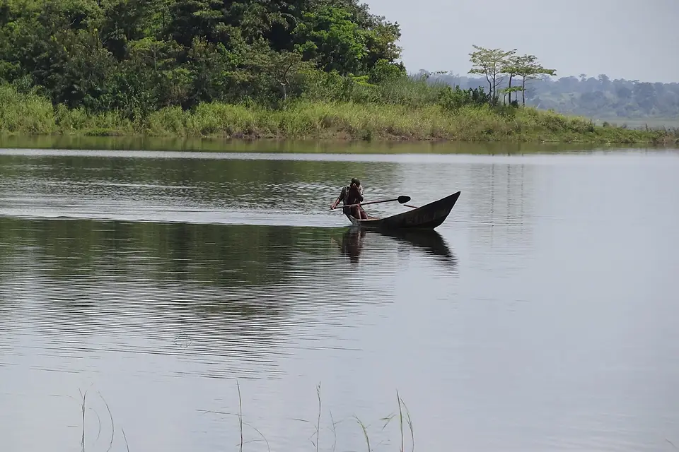 Fisher on Lake Kossou near Kousso in Côte d'Ivoire (1)