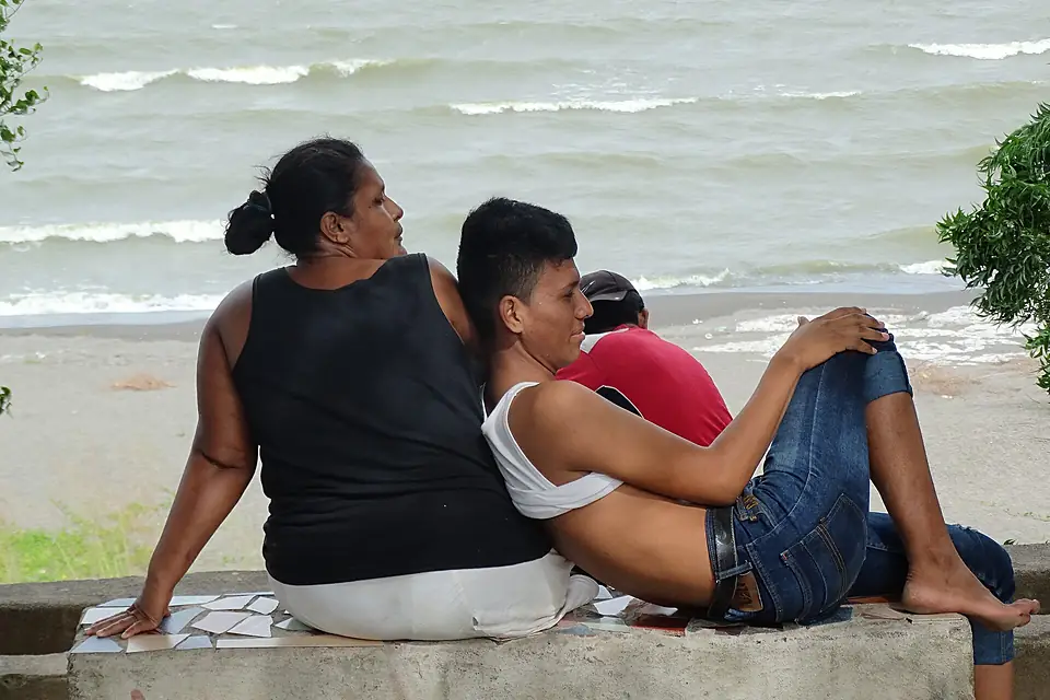 Couple on Lakeshore - Lake Xolotlan - En Route to Leon - Nicaragua (30748899363)