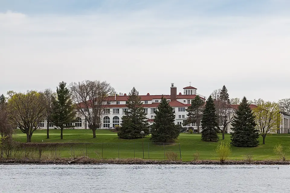 Lafayette Club, Lake Minnetonka (33401243424)