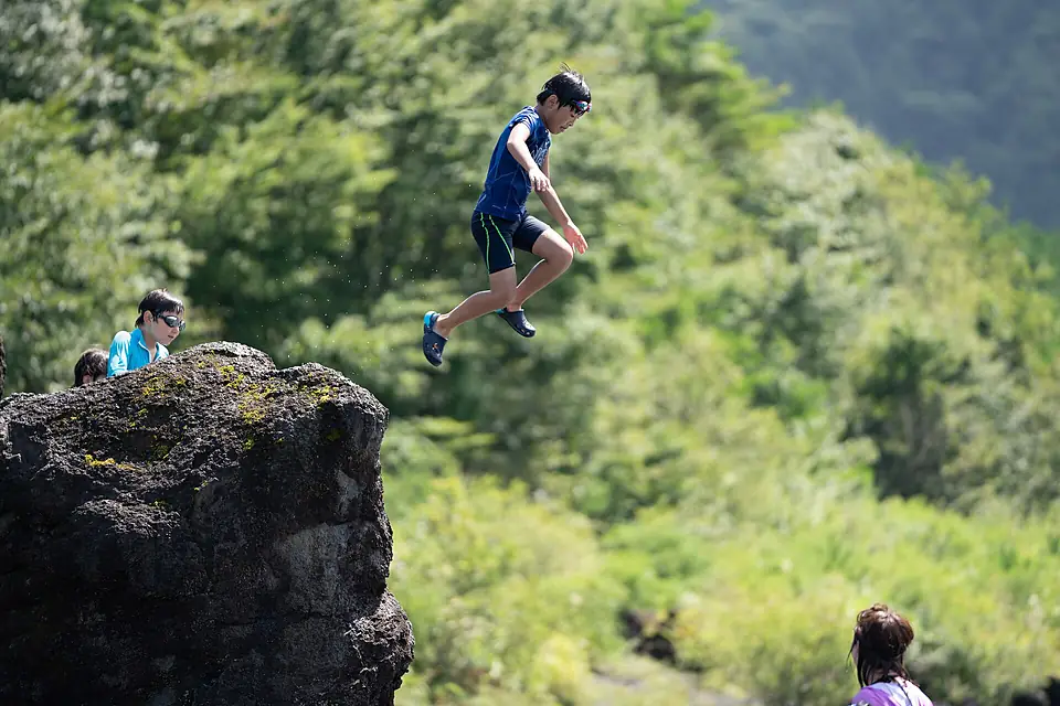 Jumping into Lake Motosu - 2018 (43570194855)