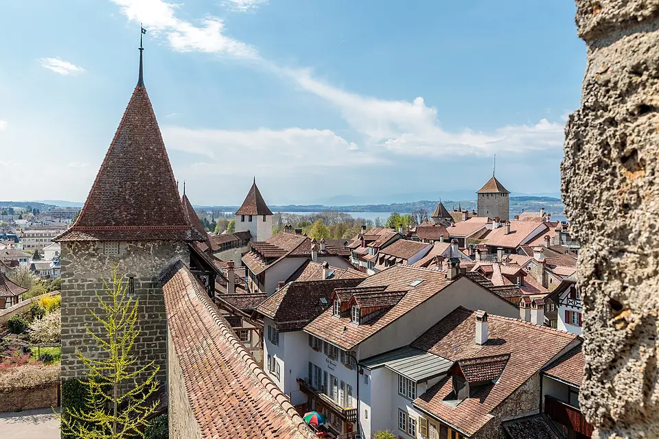 Blick auf Stadtbefestigung und Altstadt von Murten (2019)