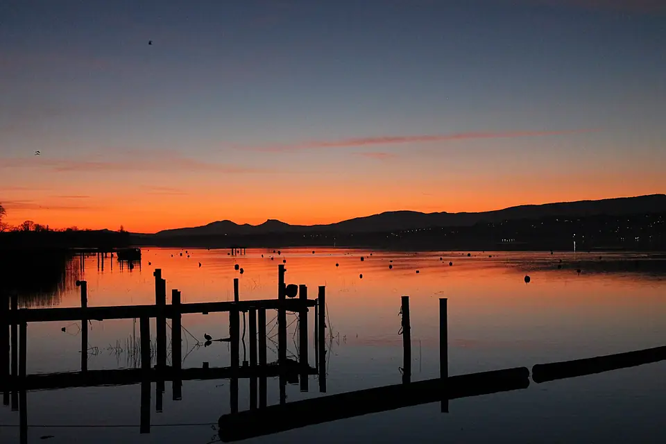 Crépuscule de janvier sur le lac de Morat
