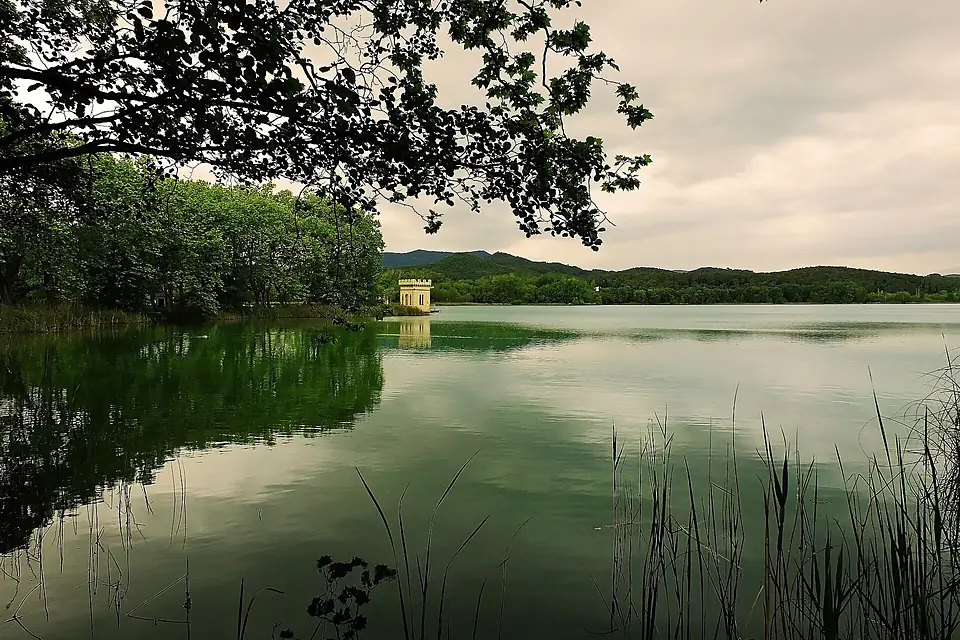 ATARDECER EN EL LAGO BAÑOLAS
