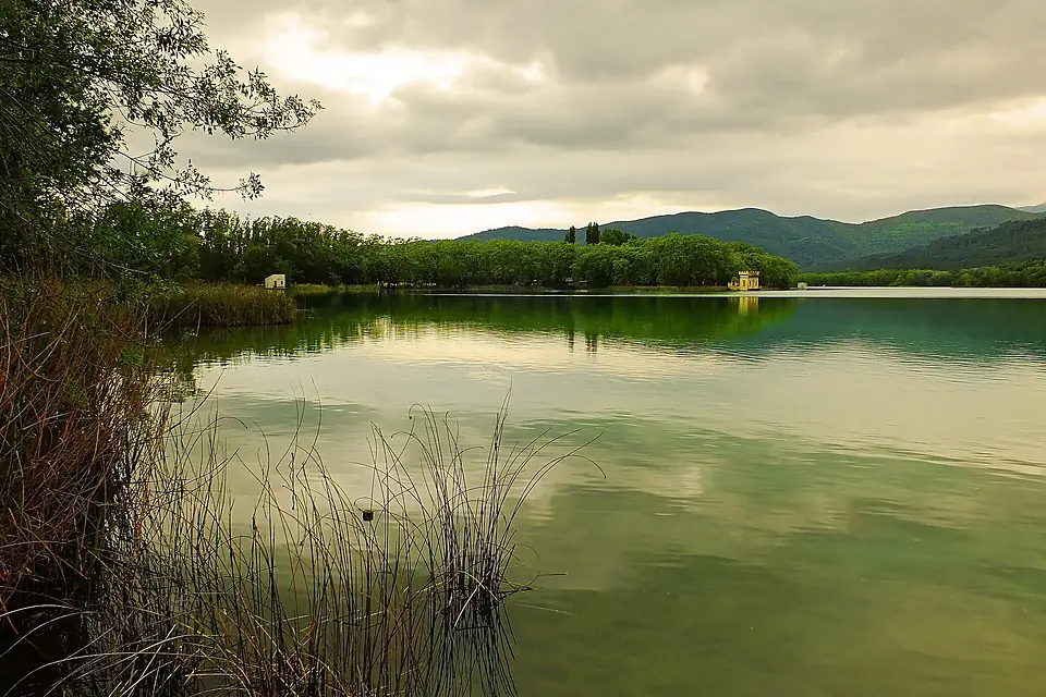 ATARDECER EN EL LAGO DE BAÑOLAS