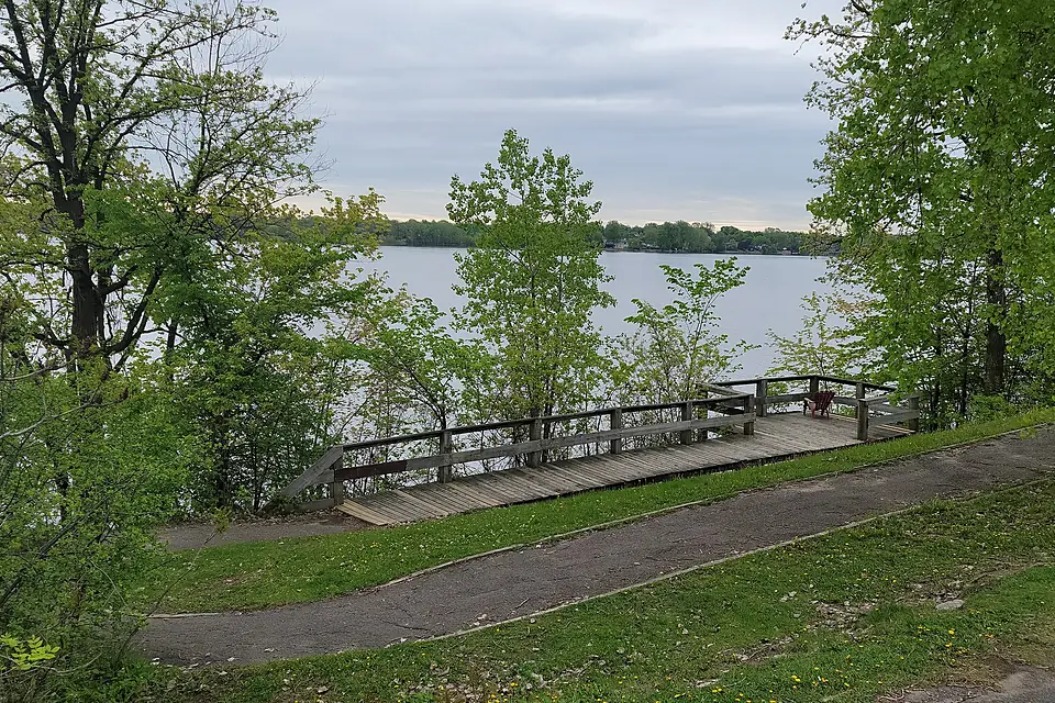 Deux-Montagnes-Belvédère municipal en bordure du Lac des Deux-Montagnes-2022-05-19