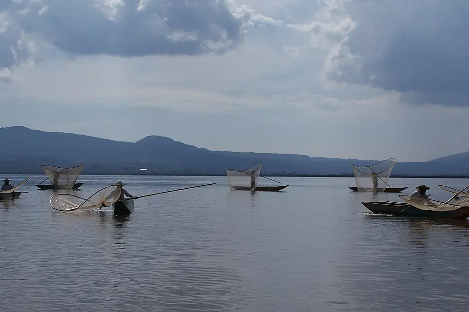 Balseros sobre lago cerca de la isla de Janitzio Michoacán