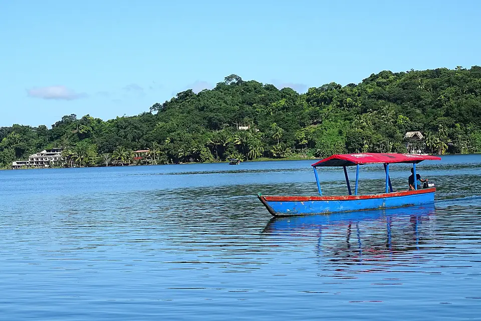 Boat on Lake Peten Itza - Flores - Peten - Guatemala (15837170956)