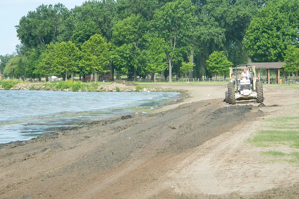 Lake St. Clair cleanup Jul 2014 (14721817590)