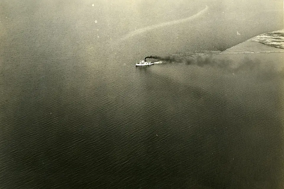 Bateau naviguant sur le Lac-Saint-Jean (Québec)
