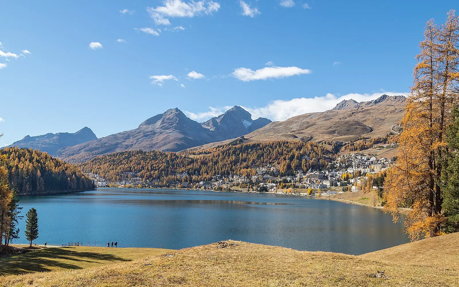 Blick über den Sankt Moritzersee auf Sankt Moritz