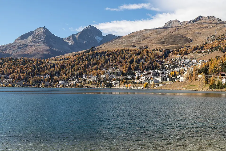 Blick über den St. Moritzersee auf St. Moritz