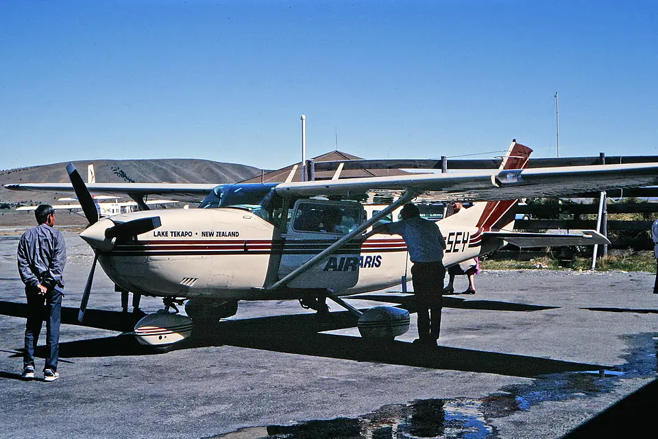 00 3881 Lake Tekapō Airport - Tourist flights over the Alps of New Zealand