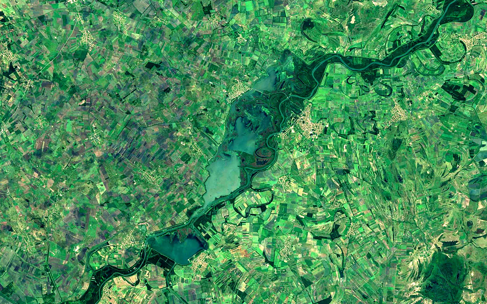 Lake Tisza seen from space (Sentinel-2)