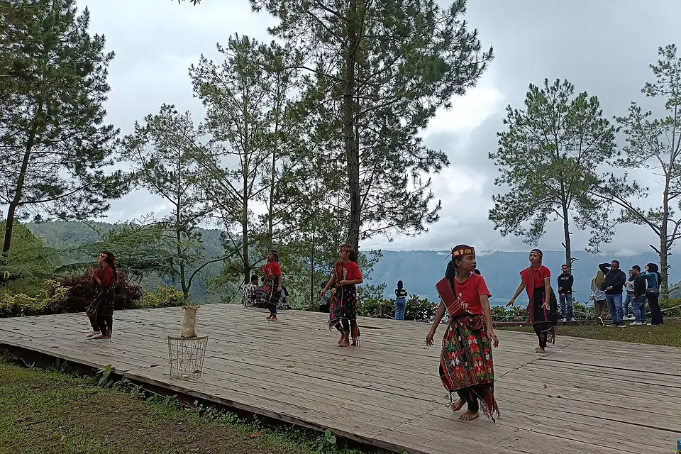 Anak menari Tor-Tor di kawasan Kaldera Toba
