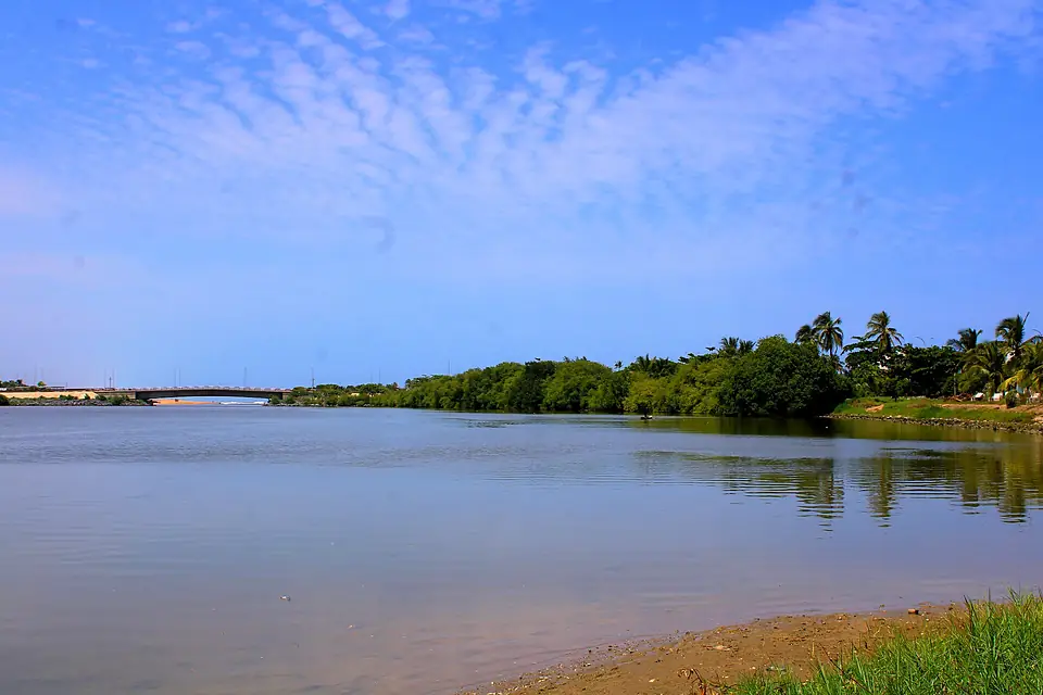 Au bord du lac Togo avec une vue sur le pont Adido à l'embouchure 01