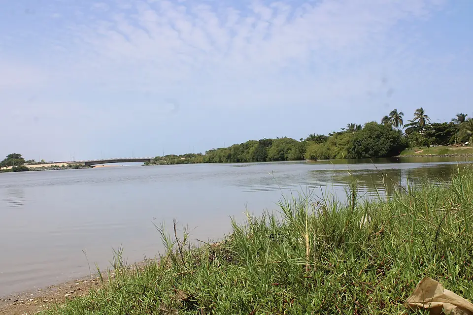 Au bord du lac Togo avec une vue sur le pont Adido à l'embouchure 02