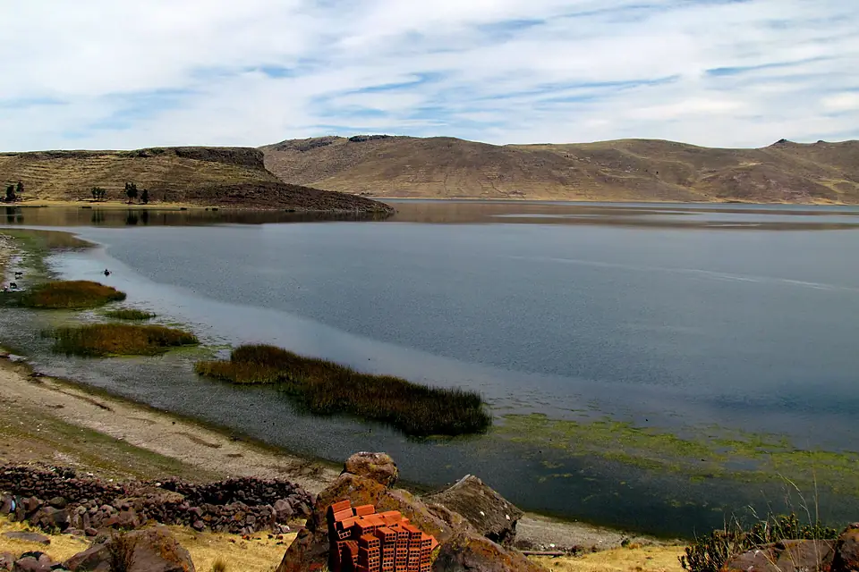 16 Lake Umayo Sillustani Peru 3410 (15119738926)