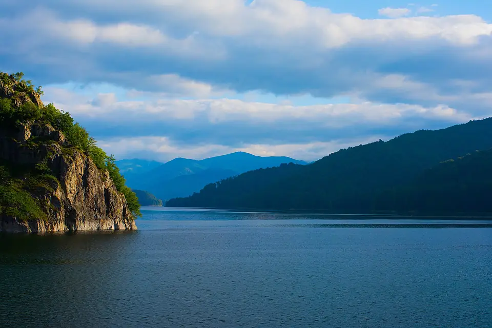 Lake Vidraru, Romania (Unsplash)