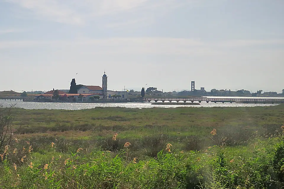 01 El llac Vistonida i el monestir de Sant Nicolau, amb Porto Lagos al fons