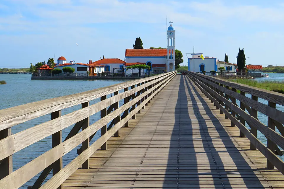 02 Passarel·la cap al monestir de Sant Nicolau (Porto Lagos), vora el llac Vistonida