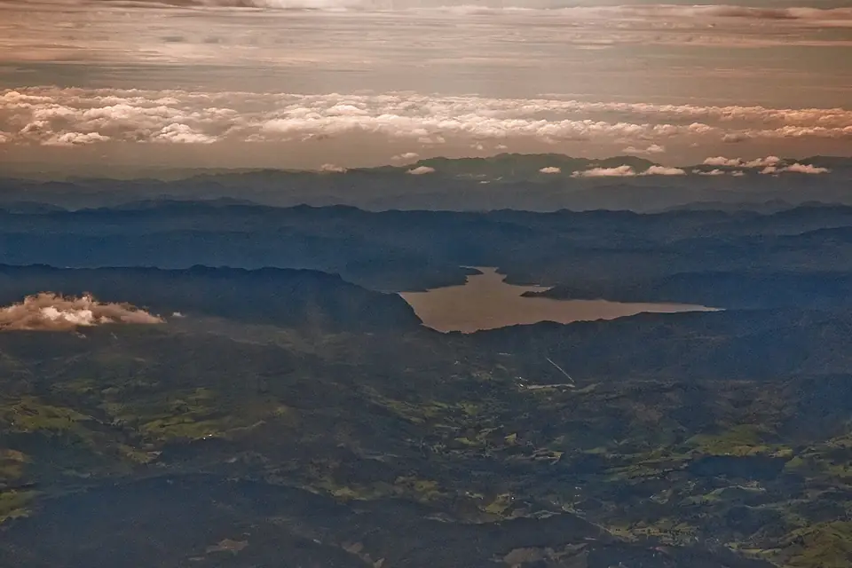 Lake Waikaremoana, Urewera, New Zealand, 13th. Dec 2010 - Flickr - PhillipC